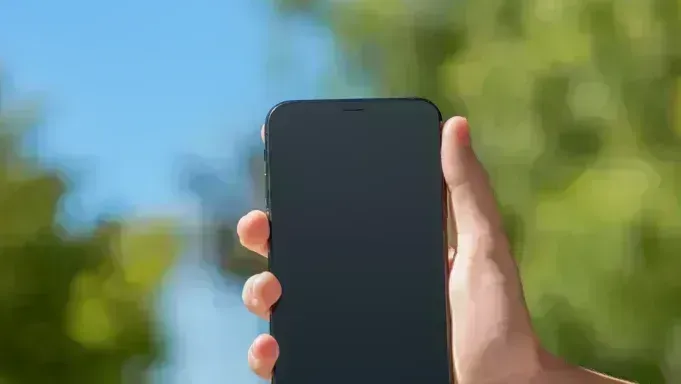 Страховка на телефон: зачем платить, если можно просто не ронять?