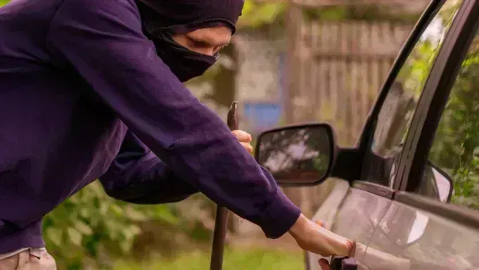 Можно ли застраховаться от угона машины, если она уже старая