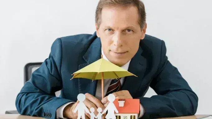 Страхование стоматологии: какие услуги входят и почему часто ограничены